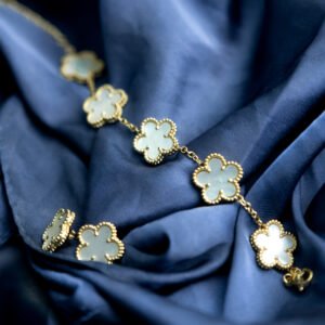 Brincos Trevo Branco - Image 2