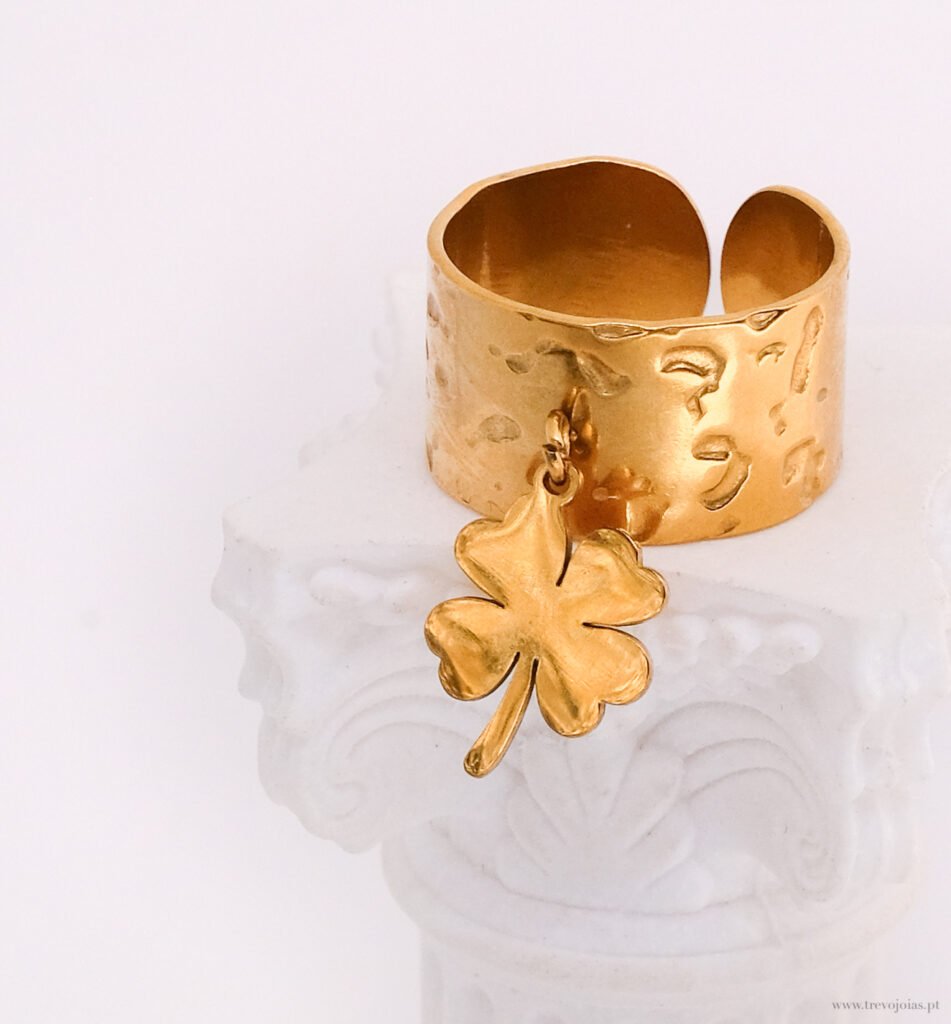Anel trevo martelado