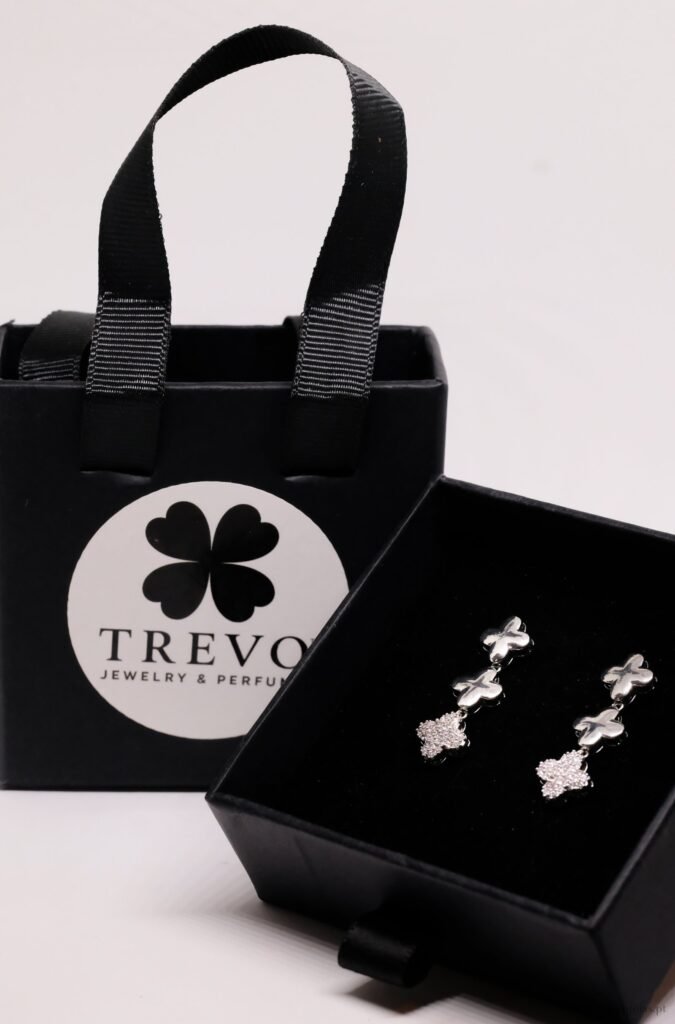 Brinco trevo pendurado